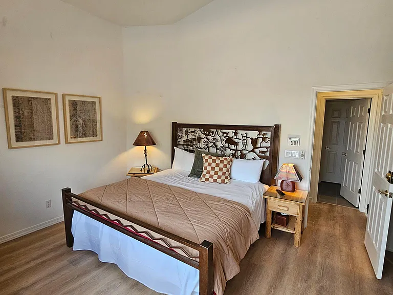 Master bedroom
king bed