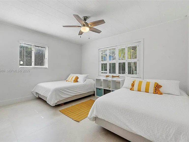 301 Hampton Ln — Photo 26