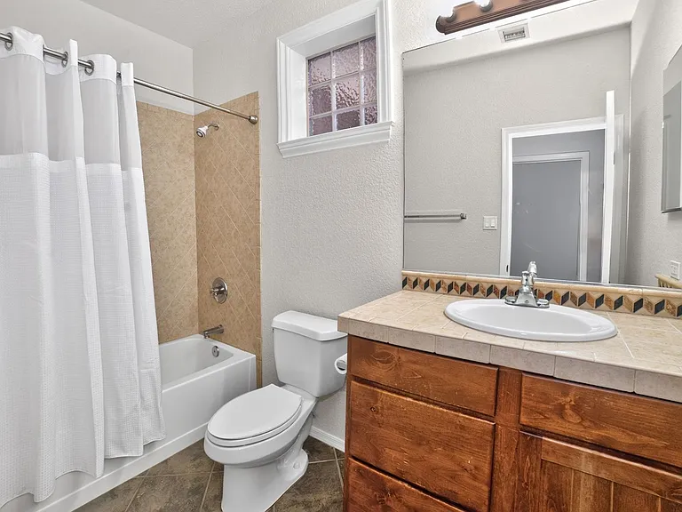 2792 S Aurora Ave — Photo 17
