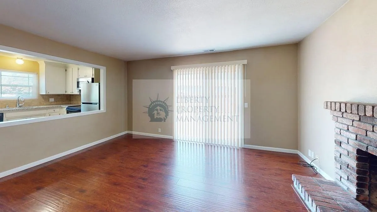 3 bed, 1040 sqft, $2,450 — Photo 2