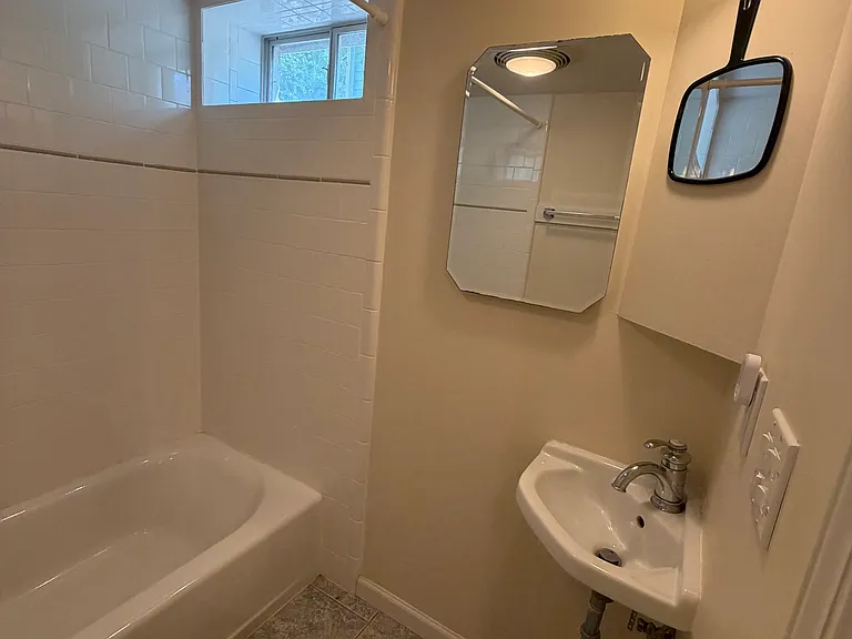 139 Leslie St — Photo 20