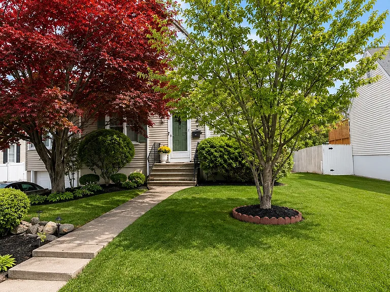 42 Fairlea Ave — Photo 2