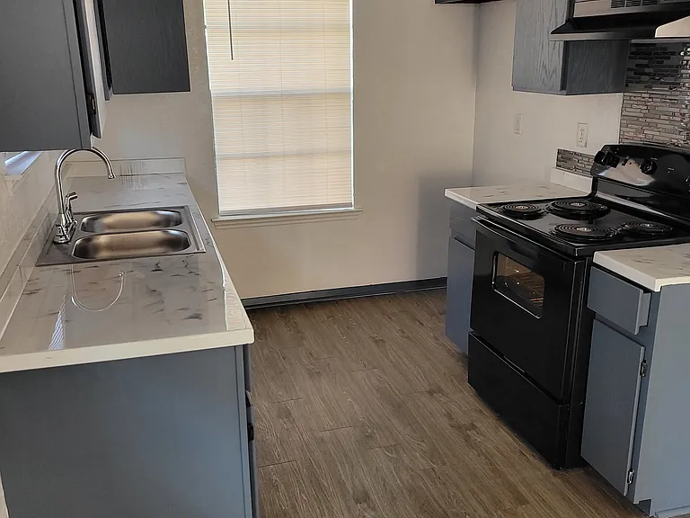 1009 Meadowcreek Dr — Photo 3