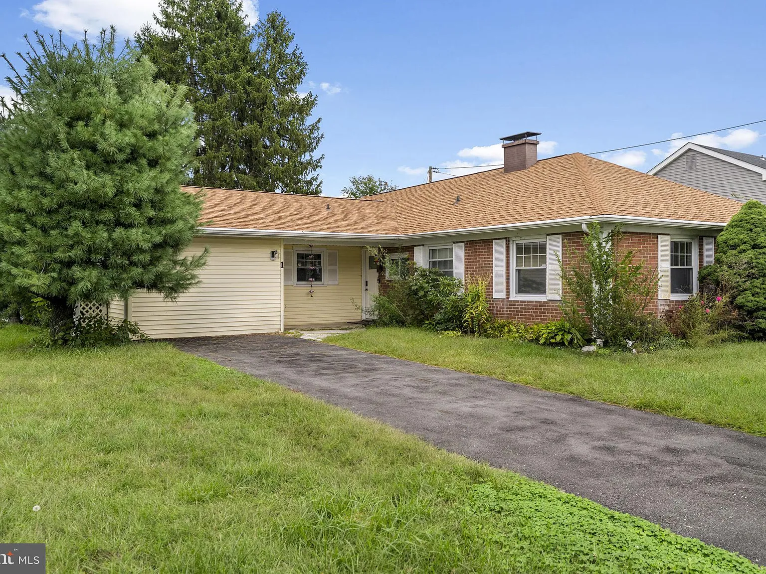 3 bed, 2.0 bath, 1384 sqft, $3,950 — Photo 3