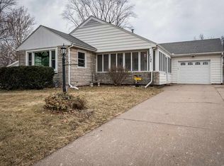 736 Highview Dr, Clinton, IA 52732