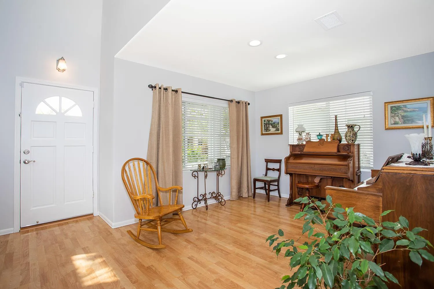 3 bed, 2.5 bath, 1543 sqft, $4,200 — Photo 3