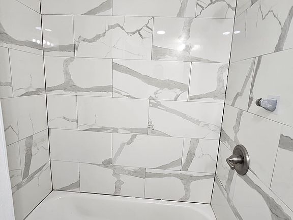 3rd image of 460 William St Floor 1