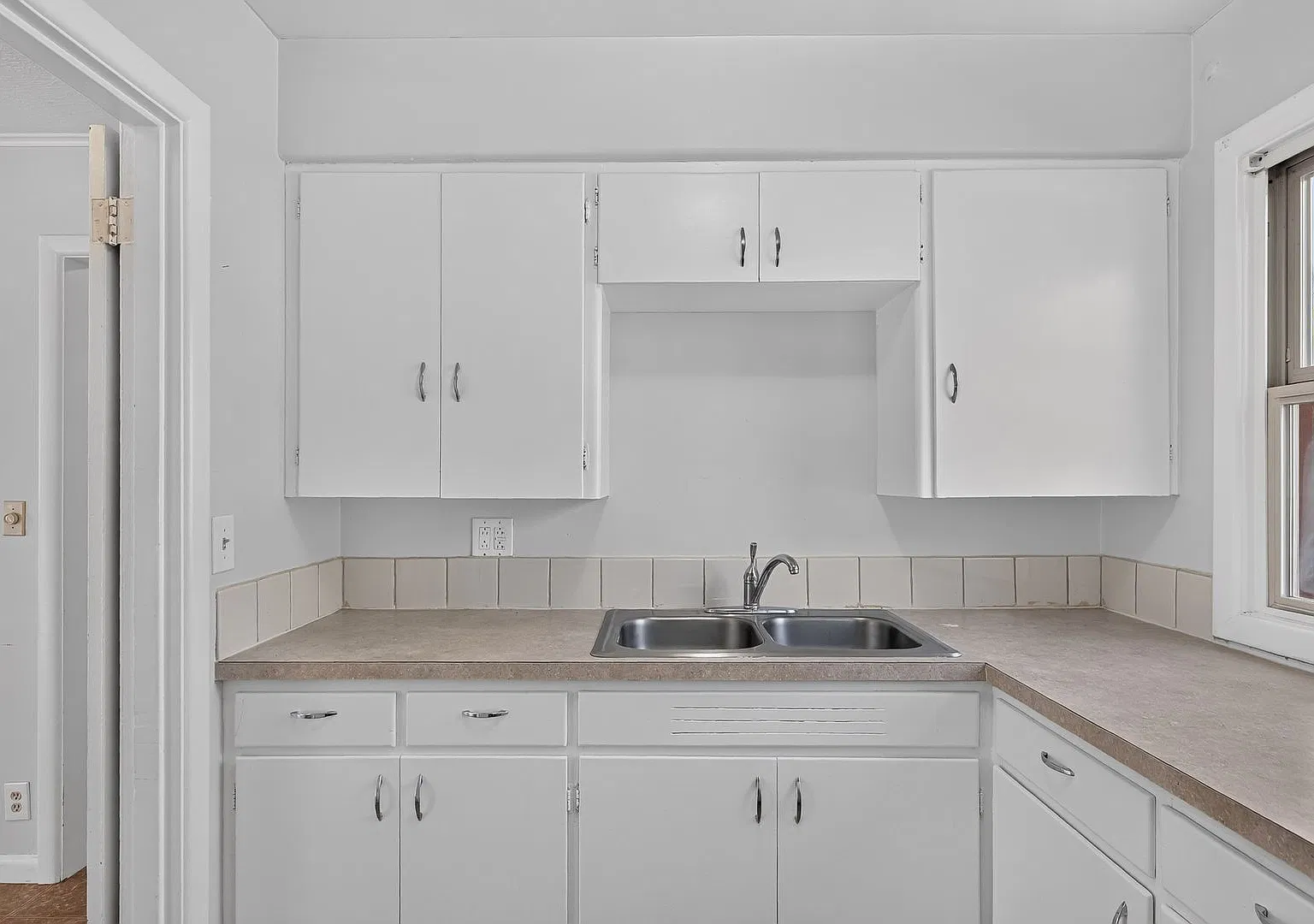 Charming 1 Bedroom Unit with Basement storage & Private Laundry — Photo 3