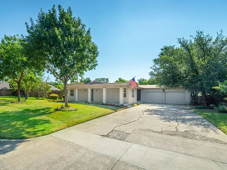 1049 Summerplace Ln — Photo 4