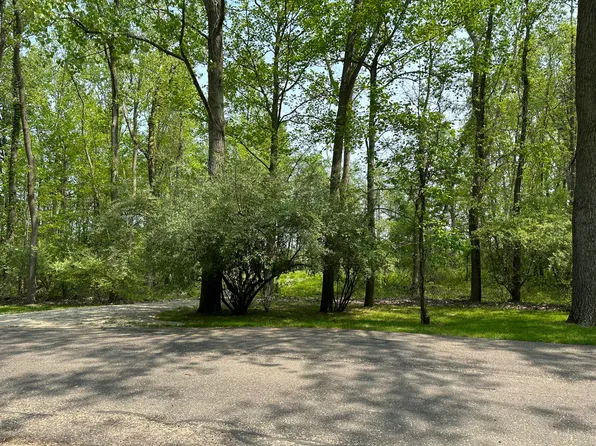 7033 Glenn Oaks Dr, South Haven, MI 49090