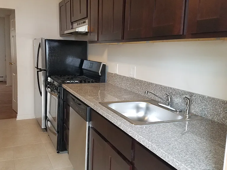 Lincoln Gardens Apartments — Photo 16
