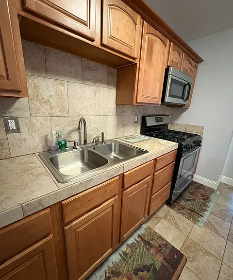 2105 Greenwood St — Photo 3