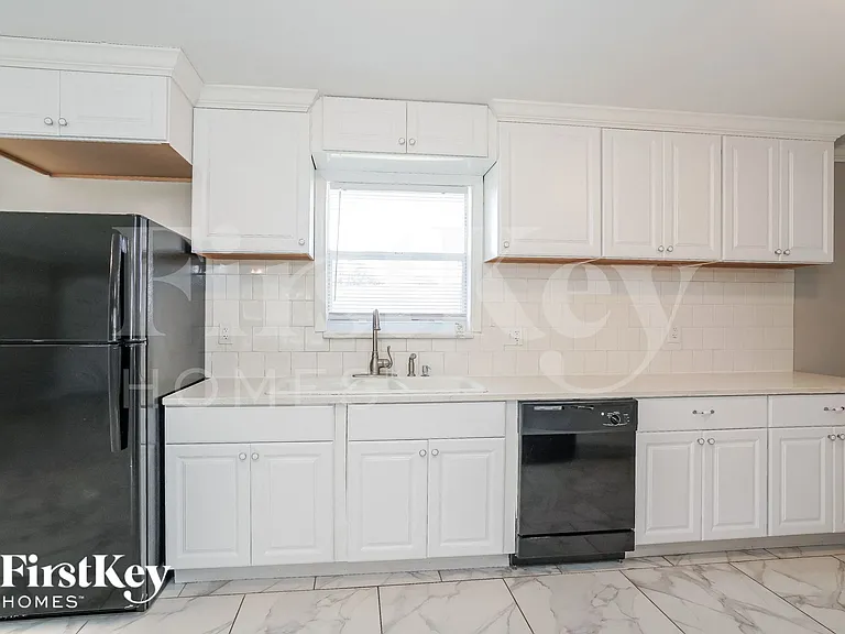 202 E Jasmine Rd — Photo 6