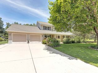 1607 Creekside Ln, Green Bay, WI 54311
