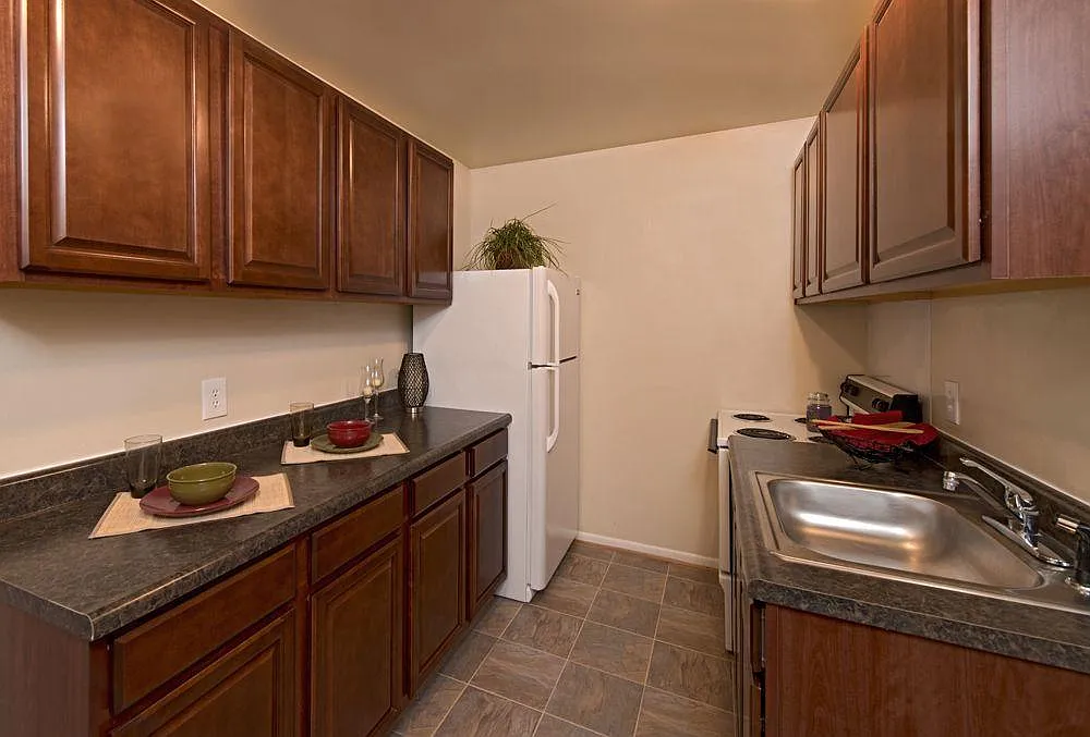Hodges Manor Apartments — Photo 4