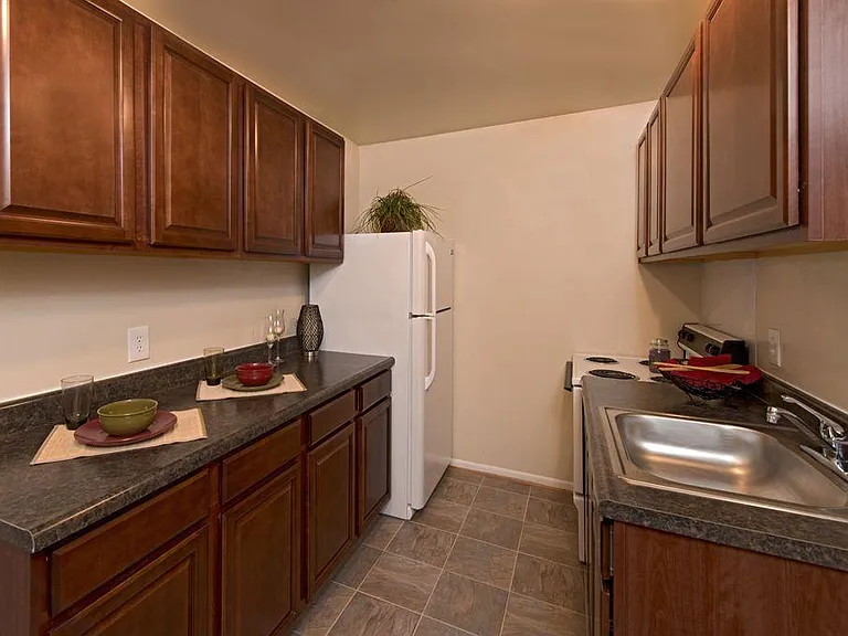 Hodges Manor Apartments — Photo 4