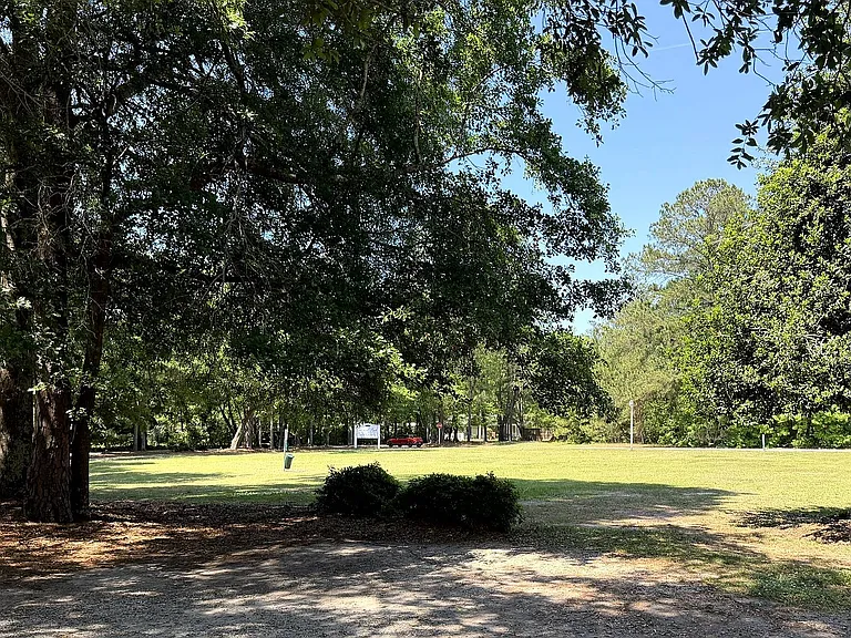 Colonial Park Apartments — Photo 13