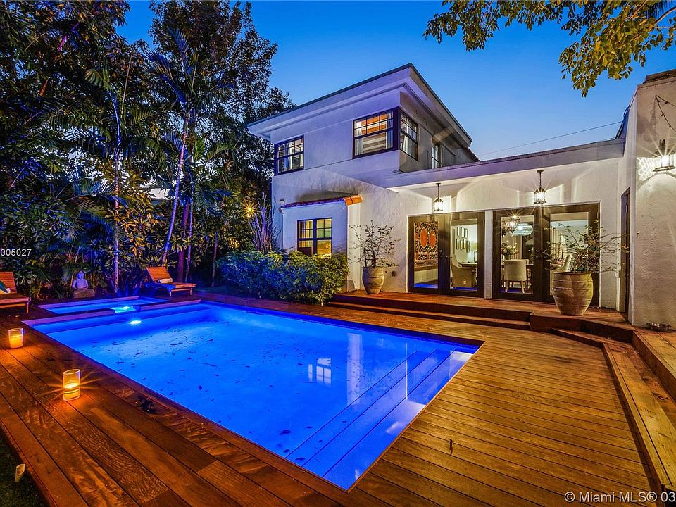 Tropical oasis with a salt water, heated pool & jacuzzi!