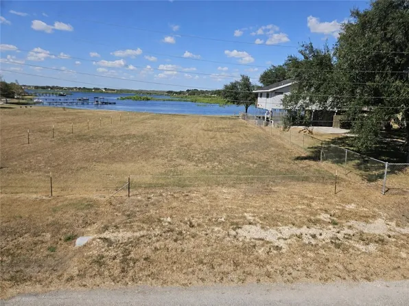 104 Zenna Dr, Mathis, TX 78368