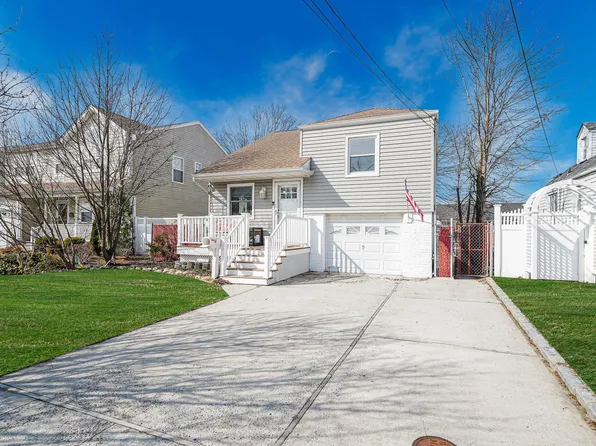 43 Coolidge Avenue, Amity Harbor, NY 11701