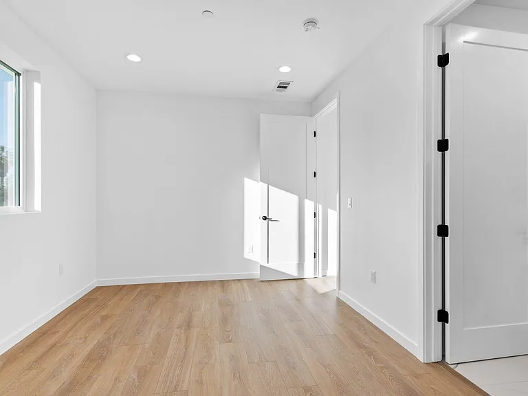 6846 Cedros Ave — Photo 20