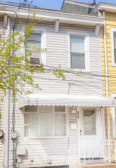 212 Hewitt St — Photo 1