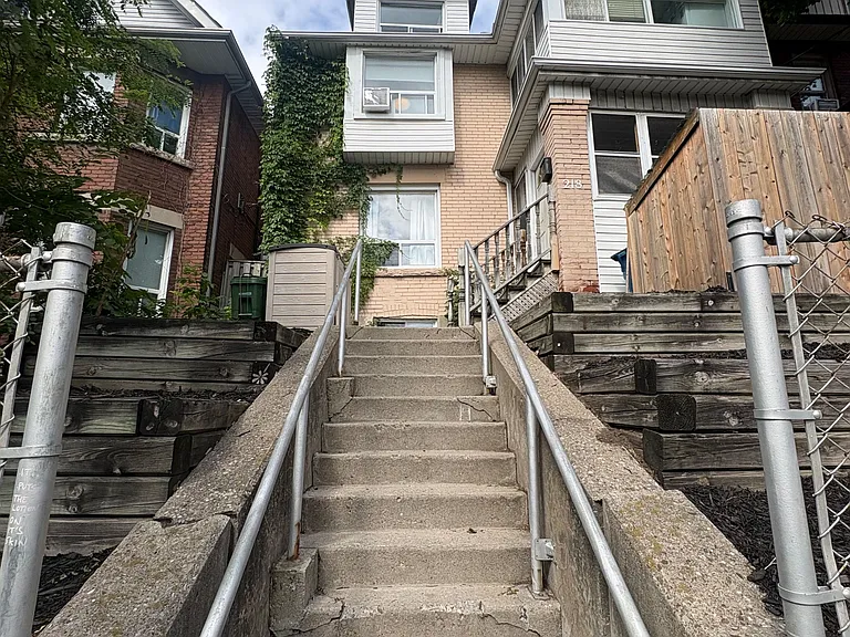 218 Keele St — Photo 1