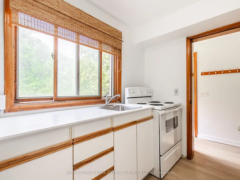227 Lakeshore Rd W #2 — Photo 5