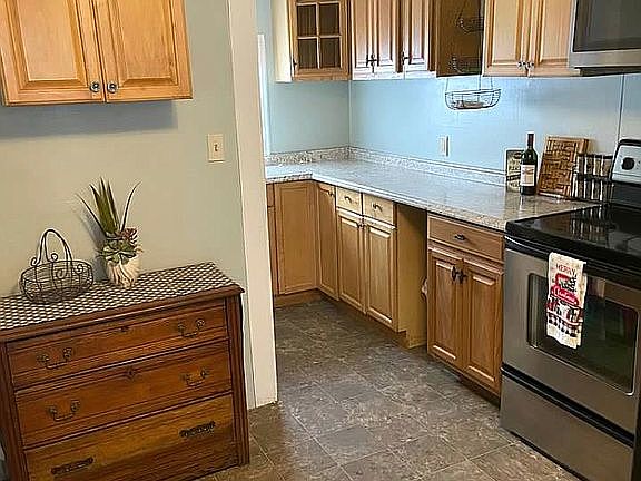 Eat-in kitchen