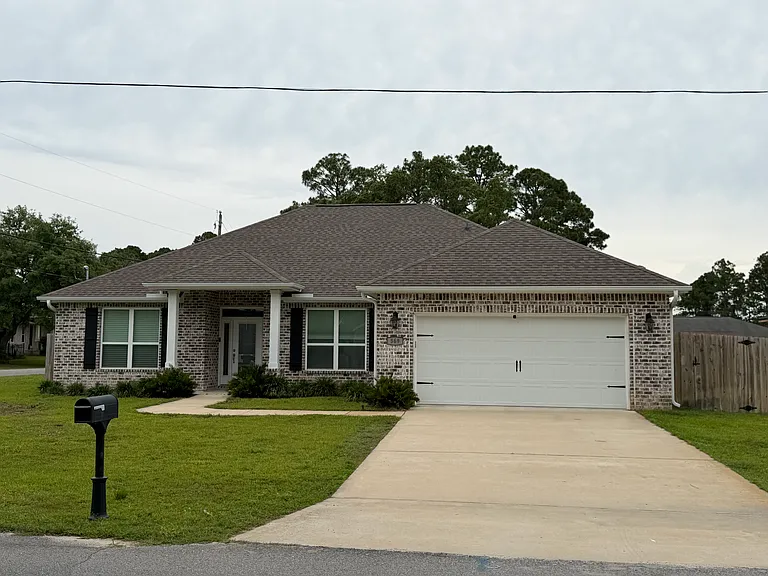 569 W Pine St — Photo 1