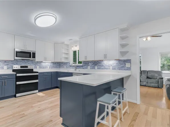 121 Gardenville Dr, Yorktown, VA 23693