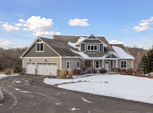 312 Meadow Ridge Ct, Hudson, WI 54016
