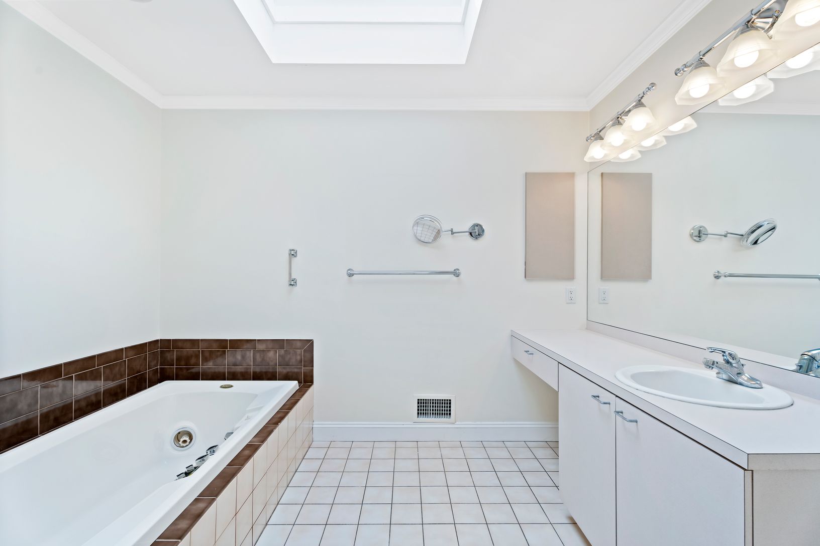  1st Fl Primary Suite