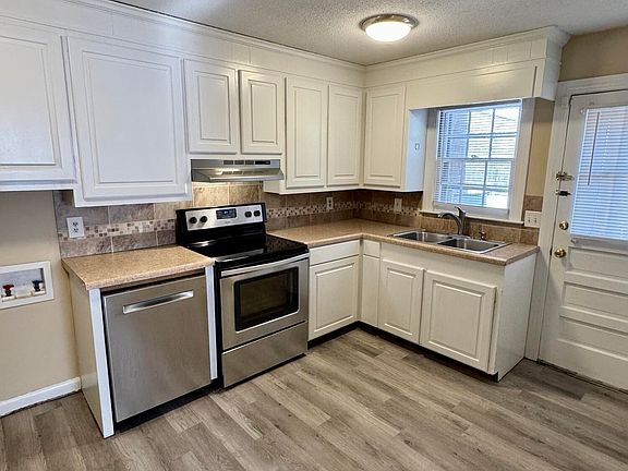 4th image of 2505 E 3rd St #B