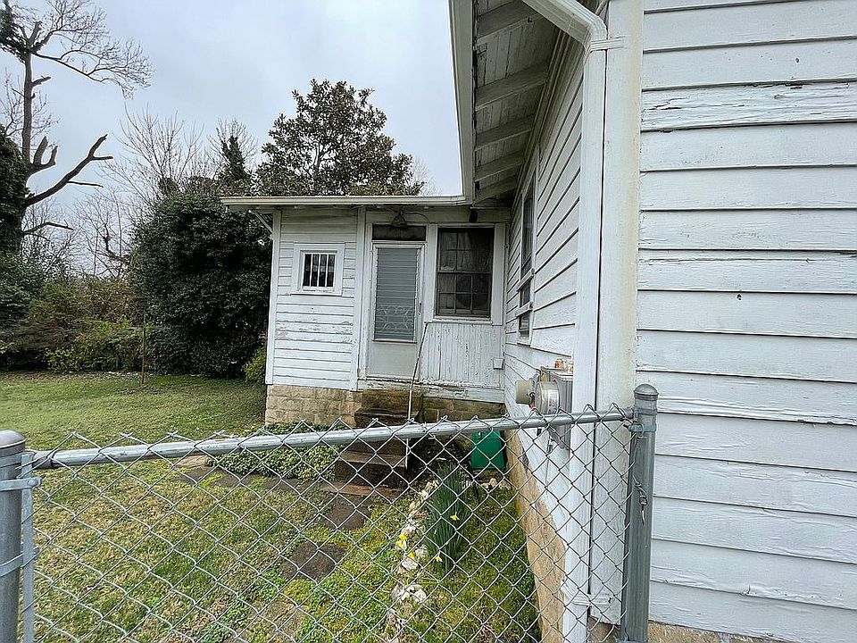 2nd image of 1107 Carter St