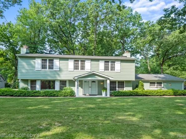 2593 S Christian Hills Dr, Rochester Hills, MI 48309