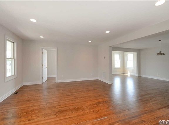5th image of 2920 Evergreen Ave