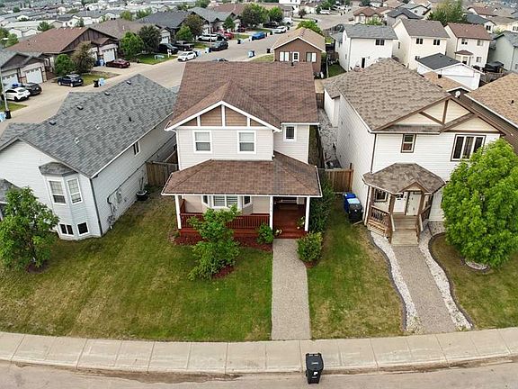 3rd image of 104 NE Walnut Cres