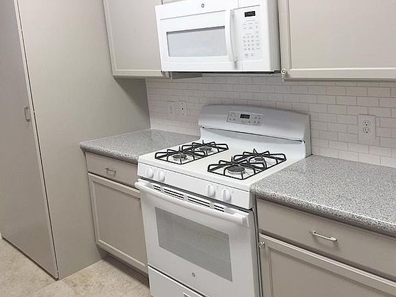3rd image of 522 N Jackson St APT 202