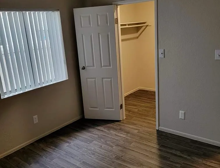 Deer Valley Village Apartments — Photo 3