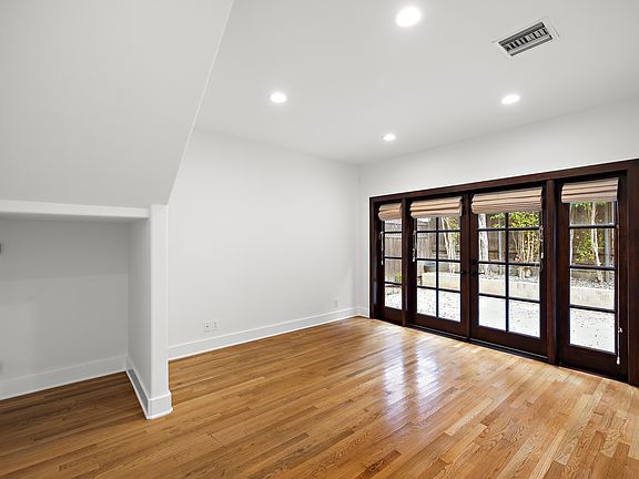 4th image of 640 Westmount Dr