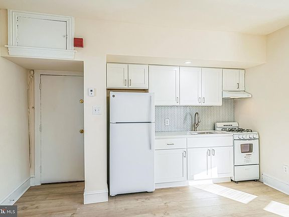 5th image of 459 Martin St APT 2R