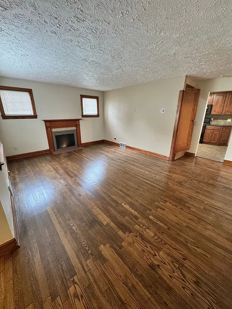 832 Lawrence Ave — Photo 3