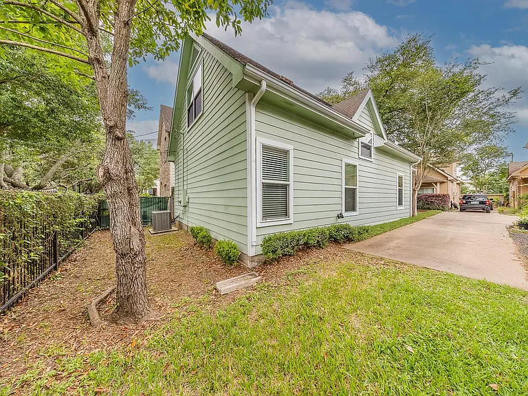 1318 Dennis St — Photo 8
