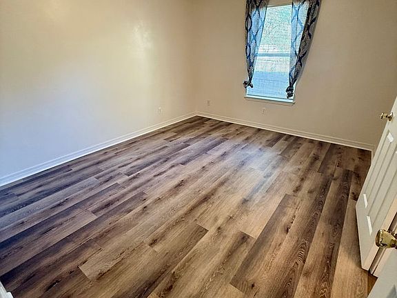4th image of 210 Classic Ct