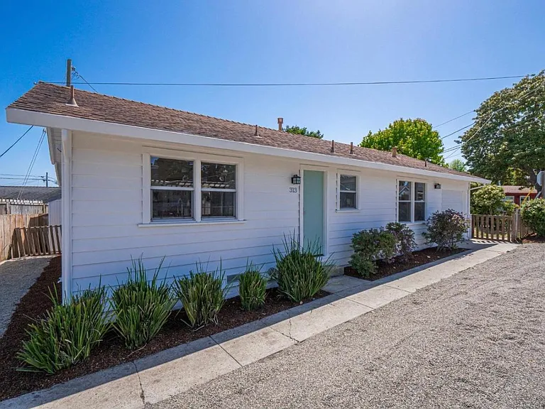 313 Seacliff Dr — Photo 2