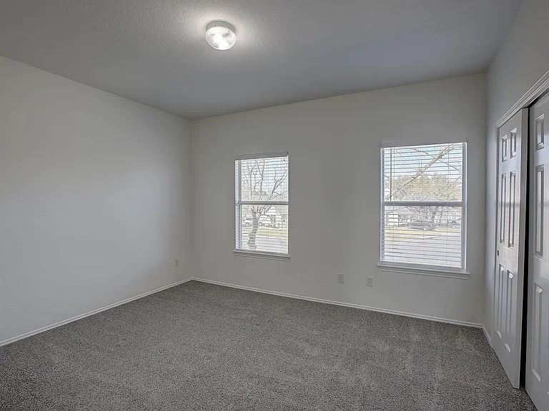 1102 E 3rd St — Photo 27
