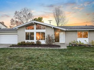 17173 Westbrook Dr, Livonia, MI 48152