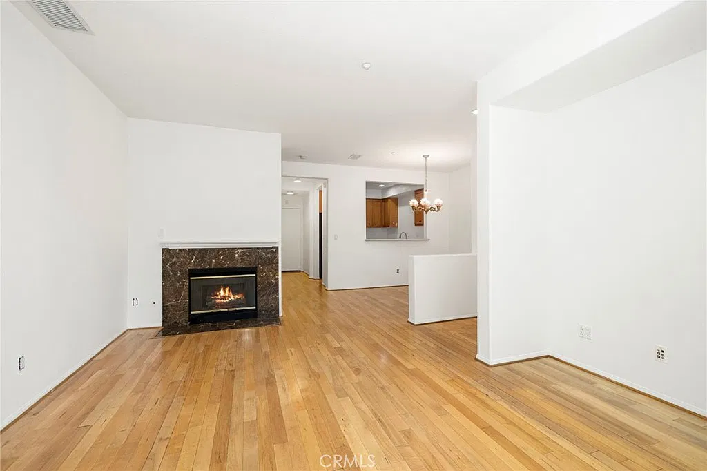 3 bed, 2.5 bath, 1698 sqft, $4,150 — Photo 2