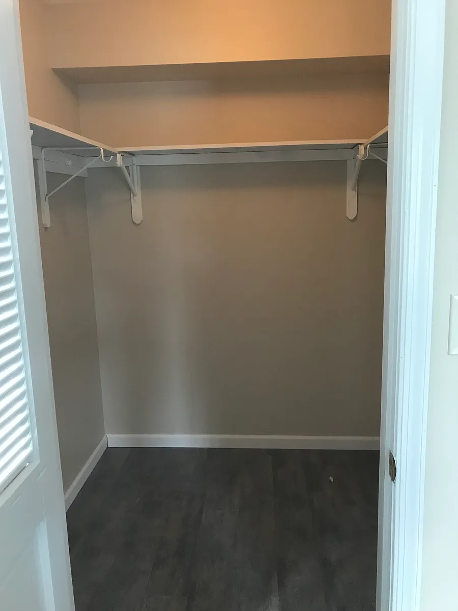 walk-in closets - Bluegate Village LP